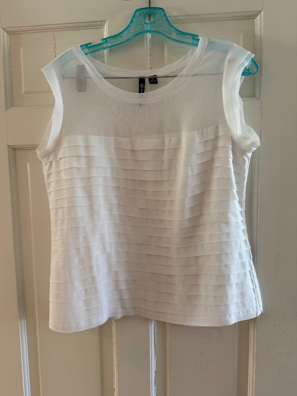Milano White Sleeveless Wms Top size Med